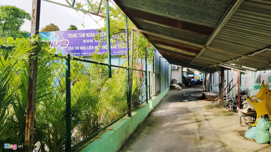 San golf, san bong, nha hang bua vay Tan Son Nhat hinh anh 7