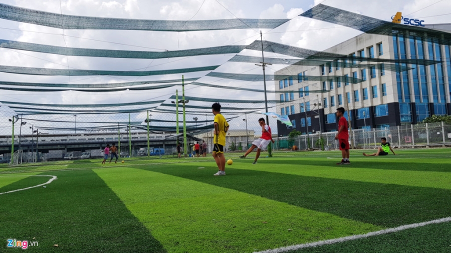 San golf, san bong, nha hang bua vay Tan Son Nhat hinh anh 11