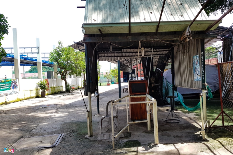 San golf, san bong, nha hang bua vay Tan Son Nhat hinh anh 13