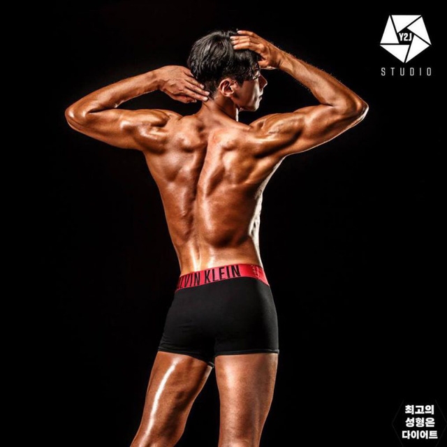  Trông anh không khác gì vận động viên thể hình với từng múi cơ săn chắc không chút mỡ thừa 