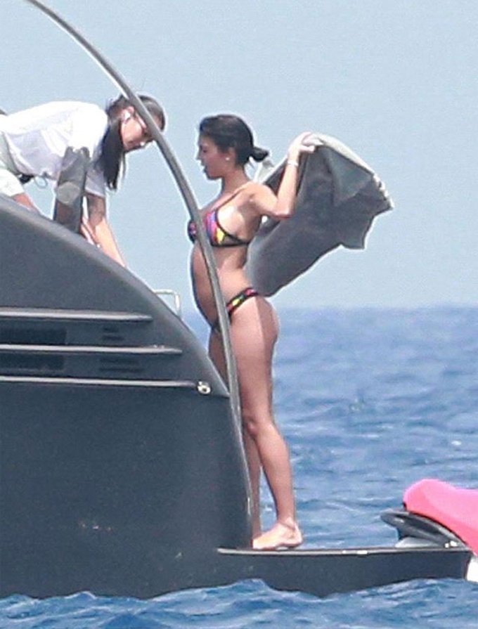 Bạn gái Ronaldo lộ bụng bầu khi mặc bikini