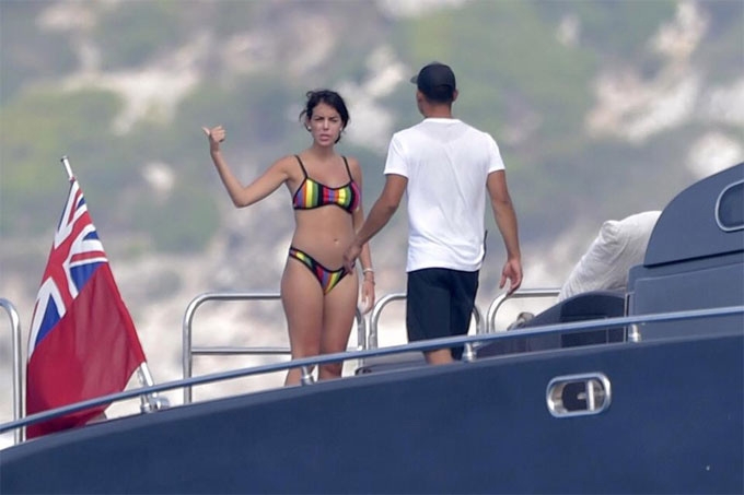 Bạn gái Ronaldo lộ bụng bầu khi mặc bikini