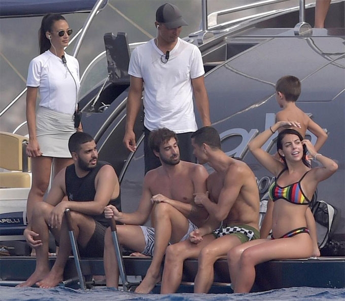 Bạn gái Ronaldo lộ bụng bầu khi mặc bikini