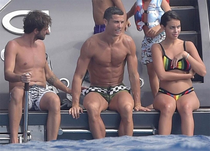 Bạn gái Ronaldo lộ bụng bầu khi mặc bikini