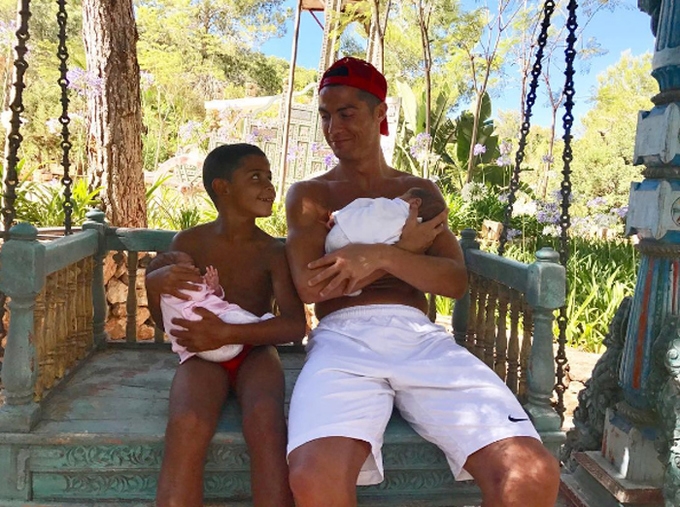 Bạn gái Ronaldo lộ bụng bầu khi mặc bikini