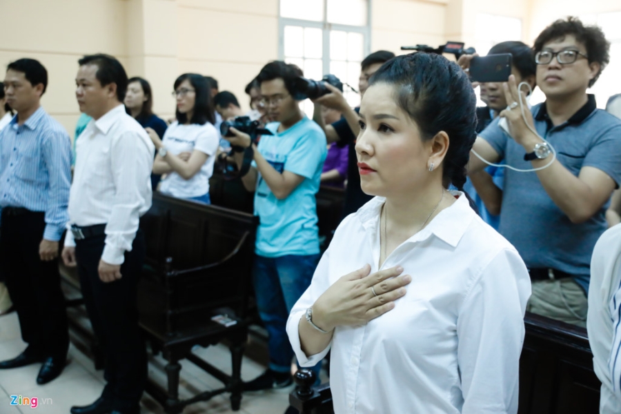 Cac nghe si chuc mung Ngoc Trinh thang kien Nha hat Kich hinh anh 1