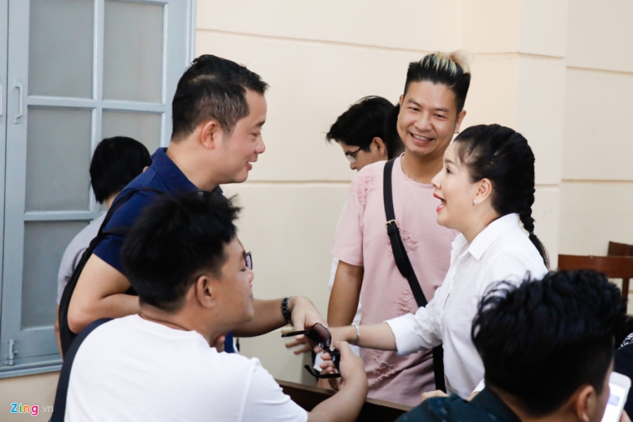 Cac nghe si chuc mung Ngoc Trinh thang kien Nha hat Kich hinh anh 2