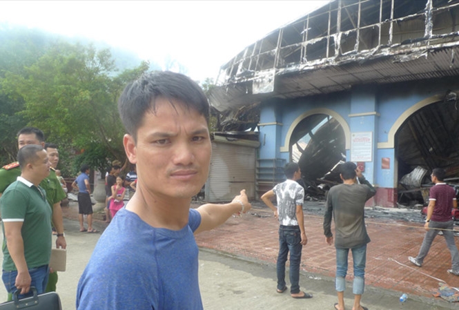 Anh Khoát rơi vào cảnh trắng tay khi các ki- ốt bị cháy. Ảnh: Duy Chiến.