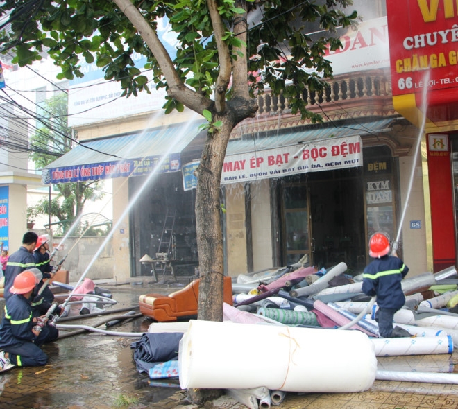 Chay lon tai cua hang boc dem cao 3 tang hinh anh 1