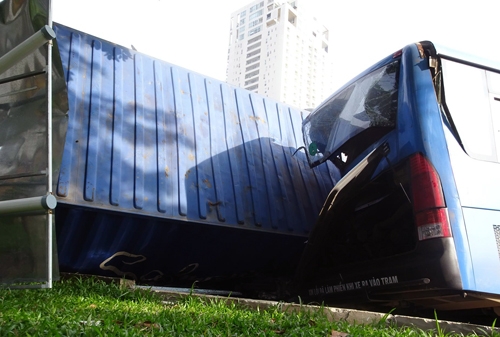 container-de-bep-duoi-oto-buyt-xe-may-o-cau-sai-gon