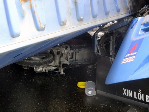 container-de-bep-duoi-oto-buyt-xe-may-o-cau-sai-gon-1