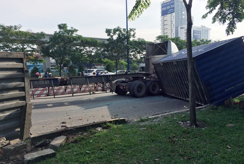 container-de-bep-duoi-oto-buyt-xe-may-o-cau-sai-gon-2