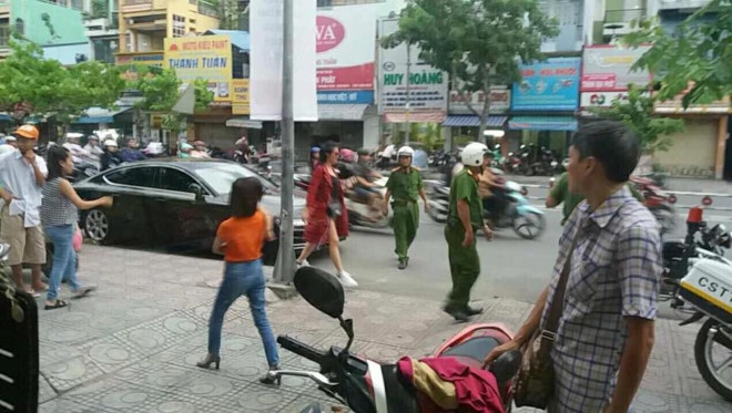 Dong Nhi bi CSGT yeu cau xuong xe lam viec vi do sai quy dinh hinh anh 1