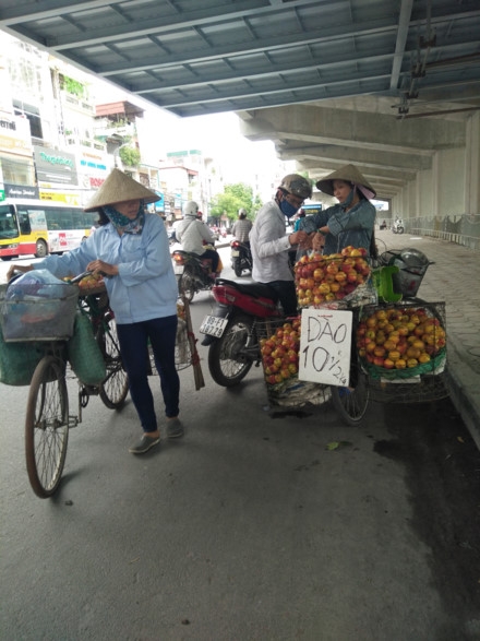 Ham rẻ, hàng loạt khách “dính bẫy” hàng rong ảnh 1