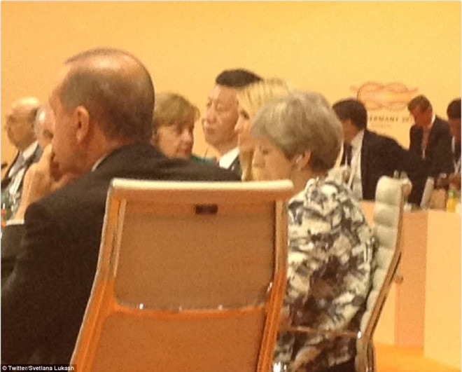 ong trump noi gi viec ai nu ivanka ngoi ghe lanh dao g20? hinh anh 2