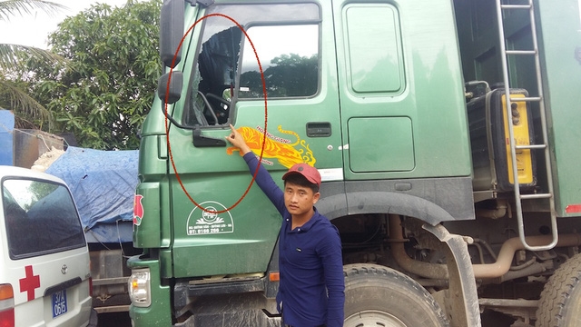 va cham giao thong, tai xe xe cuu thuong vac dao chem nguoi? hinh anh 1