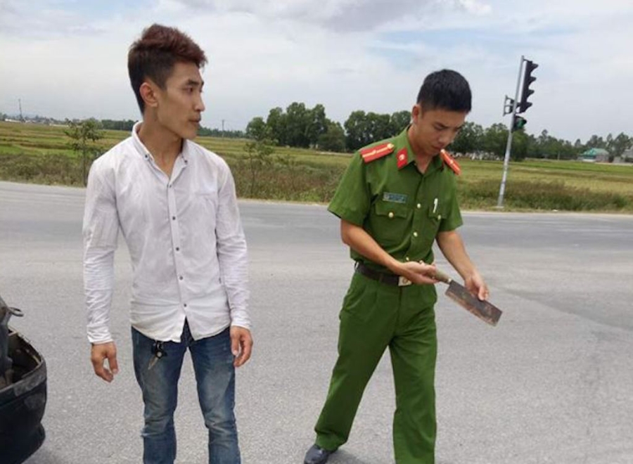 va cham giao thong, tai xe xe cuu thuong vac dao chem nguoi? hinh anh 2