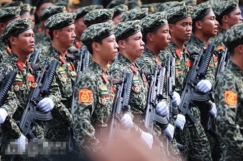 Viet Nam tich hop sung My len khau Galil ACE  