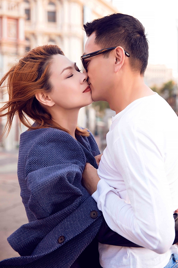 ban-trai-be-bong-om-hon-thanh-thao-dam-duoi-tren-duong-pho-my-4