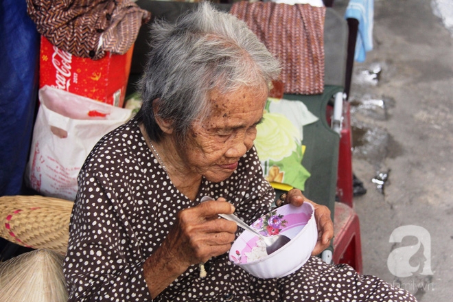 Chuyện đời bà cụ đi ở đợ 60 năm, có chồng con nhưng tuổi già đơn độc, sống nhờ người dưng trong hẻm nhỏ - Ảnh 5.