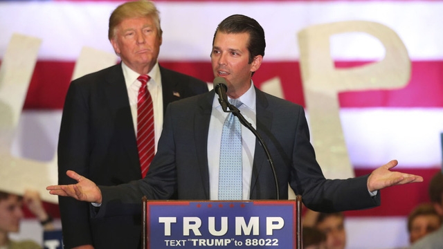 Tổng thống Donald Trump và con trai Donald Trump Jr. trong một sự kiện vận động tranh cử năm 2016 (Ảnh: Reuters)