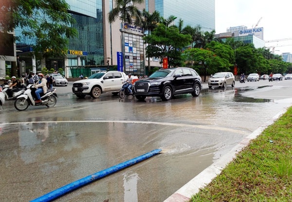 Hà Nội: Hàng nghìn hộ dân mất nước vì đơn vị thi công làm vỡ đường ống nước sạch Sông Đà - Ảnh 2.