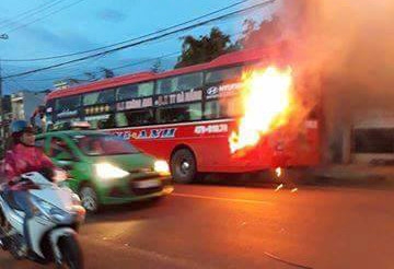 Nha xe noi ve tieng no khi oto giuong nam boc chay hinh anh 1