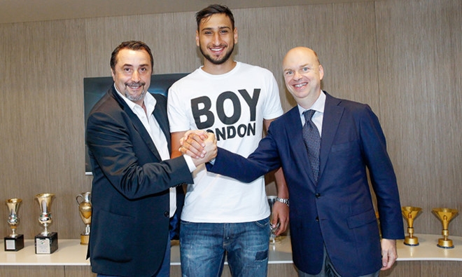 Nhan luong cao, Donnarumma bat ngo ky hop dong 4 nam voi AC Milan hinh anh 2