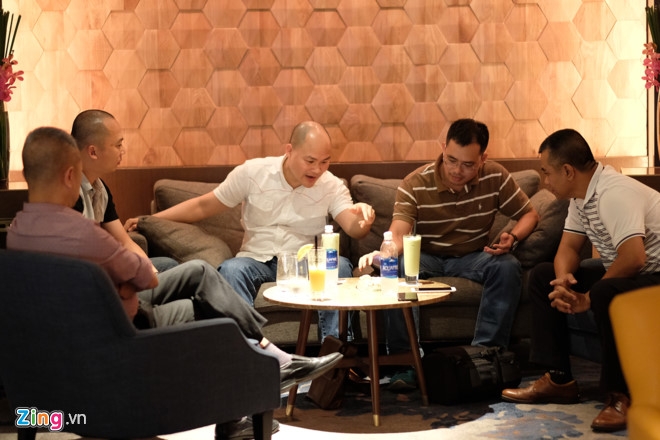 Ong Nguyen Tu Quang gap nha ban le ban viec ra mat Bphone 2 hinh anh 1