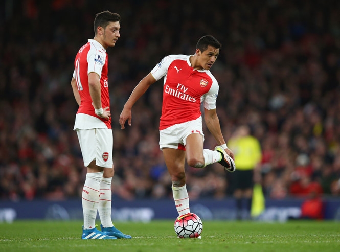Ozil (trái) mong Sanchez sẽ tiếp tục ở lại Arsenal /// AFP