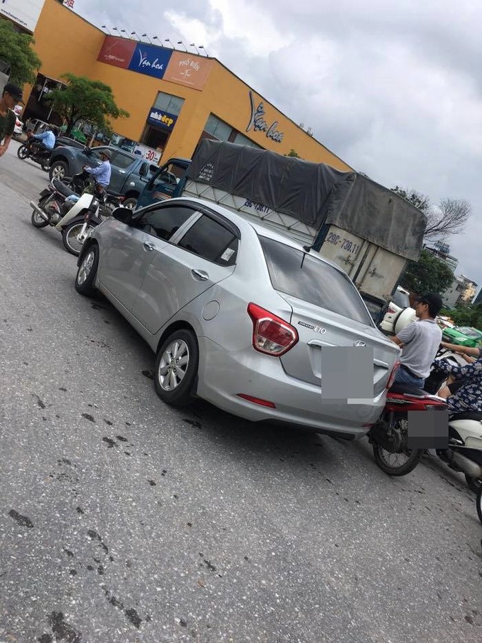 Tài xế ô tô bị đấm chảy máu mũi sau va chạm giao thông ở Hà Nội - Ảnh 1.