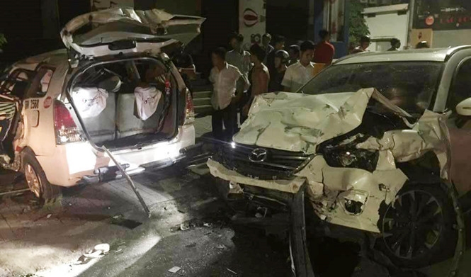 Vụ tai nạn giữa ô tô và taxi tại ngã tư đường Hoa Hồng - Hoa Lan (P.2, Q.Phú Nhuận) khiến 1 người tử vong và 2 người khác bị thương rạng sáng 9.7 /// ẢNH: Duyên Candy