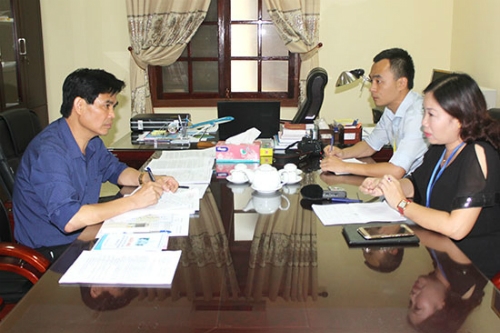  Ông Hoàng Quốc Khánh (bìa trái) làm việc với báo chí. Ảnh: BaoSonLa. 