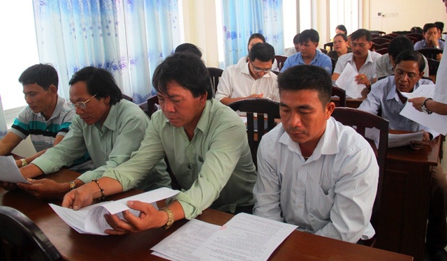 Các ngư dân có tàu vỏ thép hư hỏng đang xem lại phương án sửa chữa, khắc phục
