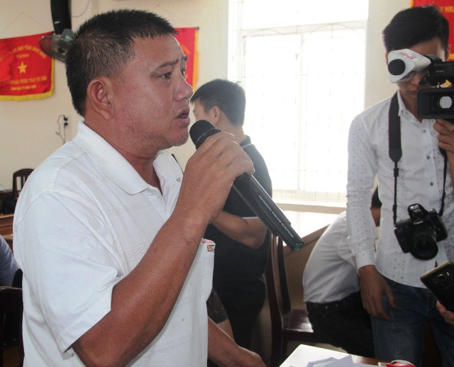 Ngư dân Trần Văn Hạo, (trú phường Đống Đa, TP Quy Nhơn, Bình Định), chủ tàu cá vỏ thép BĐ-99029 TS tranh luận tại buổi làm việc.