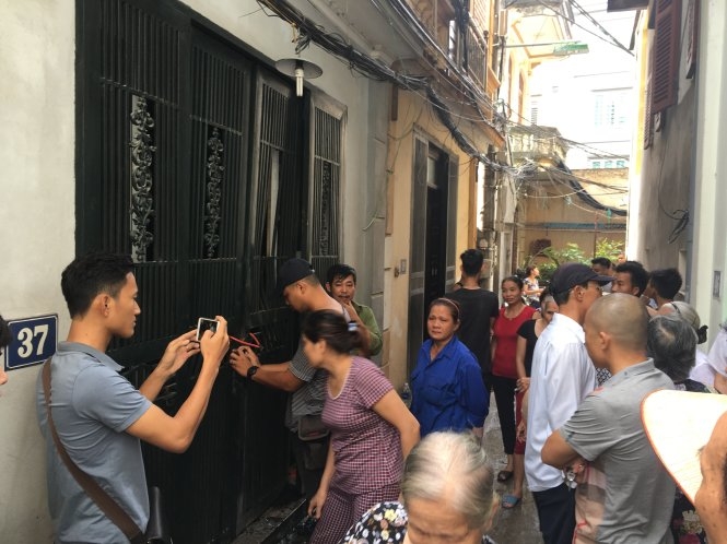 Cháy nhà lúc rạng sáng, vợ chồng, con cái chết ngạt 