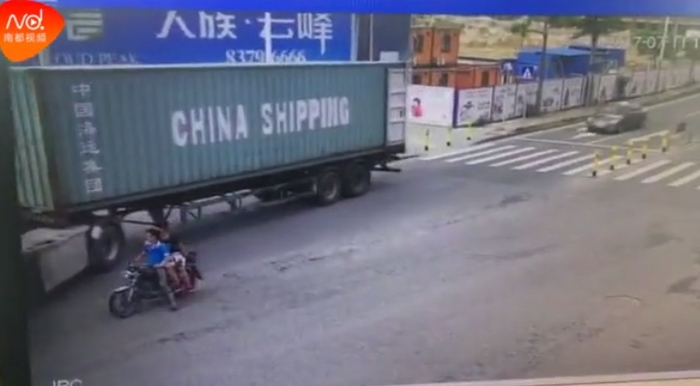 Đột ngột quay đầu, container kéo lê rồi đè nghiến lên chiếc xe máy bên cạnh khiến 1 người chết - Ảnh 5.