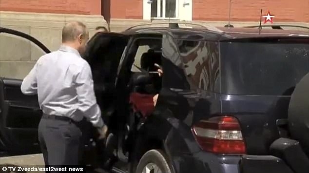 Tổng thống Putin mở cửa xe cho một người ngồi ở hàng ghế phía sau nhưng nhanh chóng đóng lại (Ảnh: TV Zvezda)