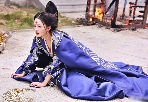 so-kieu-truyen-gay-soc-voi-canh-cong-chua-bi-cuong-hiep-tap-the