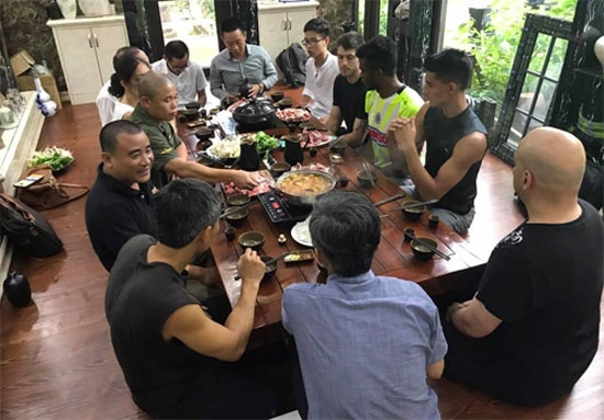 vo-vo-su-doan-bao-chau-dung-chi-trich-vi-toi-chay-ra-om-chong-2