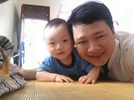 Bé trai sinh ra từ người mẹ ung thư nhường sự sống cho con đã tròn 1 tuổi ảnh 1