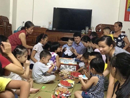 Bé trai sinh ra từ người mẹ ung thư nhường sự sống cho con đã tròn 1 tuổi ảnh 2