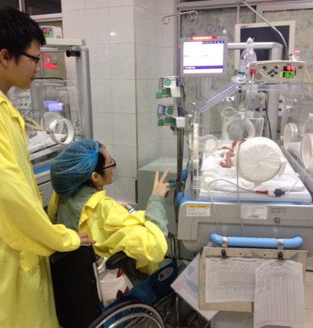 Bé trai sinh ra từ người mẹ ung thư nhường sự sống cho con đã tròn 1 tuổi ảnh 3