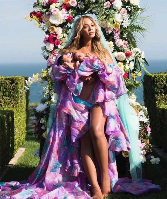 beyonce-lan-dau-tiet-lo-hinh-anh-cap-song-sinh