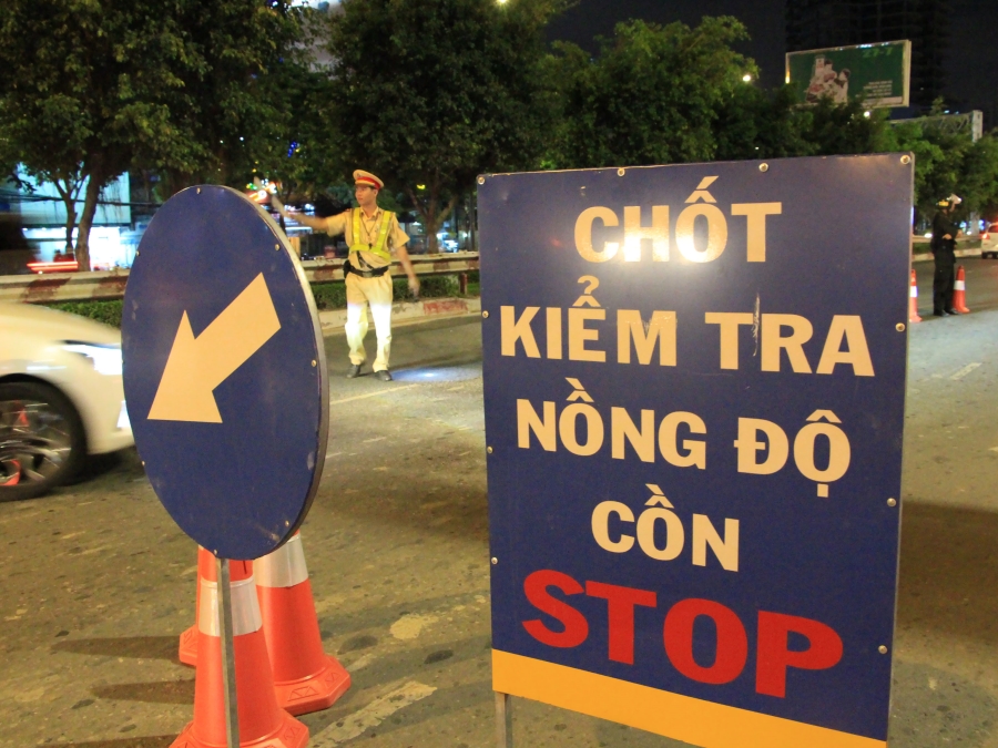 CSGT TP.HCM 'thổi' nồng độ cồn kiểu mới: Chỉ 6/200 người lái xe hơi bị phạt - ảnh 2