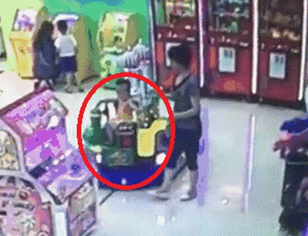 de con choi 1 minh trong khu vui choi tre em, be 2 tuoi bi tau hoa can chet ma khong ai biet - 1