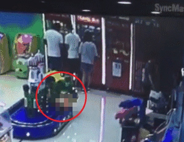 de con choi 1 minh trong khu vui choi tre em, be 2 tuoi bi tau hoa can chet ma khong ai biet - 3