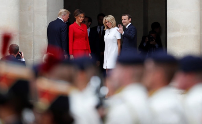 Ong Trump khen vo ong Macron co 'than hinh dep' hinh anh 1