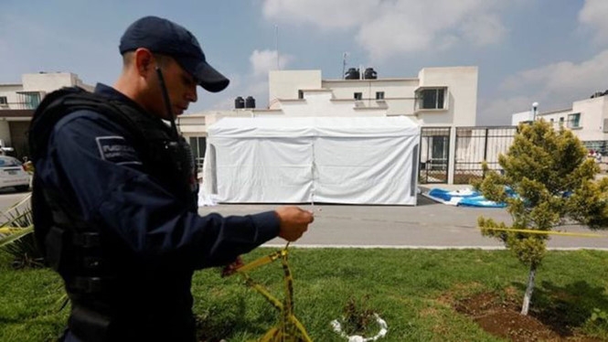 Cảnh sát tiến hành phong tỏa hiện trường /// Reuters