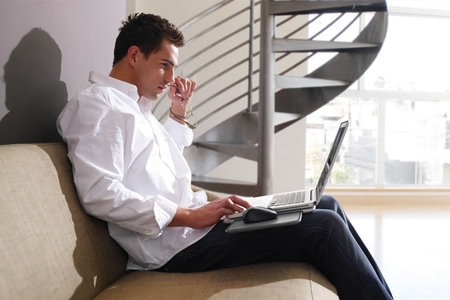Để laptop lên đùi nhiều giờ sẽ làm yếu tinh trùng